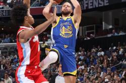 华体会体育-勇士惨遭灰熊逆转，库里独木难支