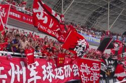 华体会皇马赞助商-顶尖球队交手，比赛现场气氛燃爆