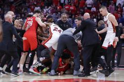 华体会官方平台下载-热火队内线表现不佳，遭遇失败的简单介绍