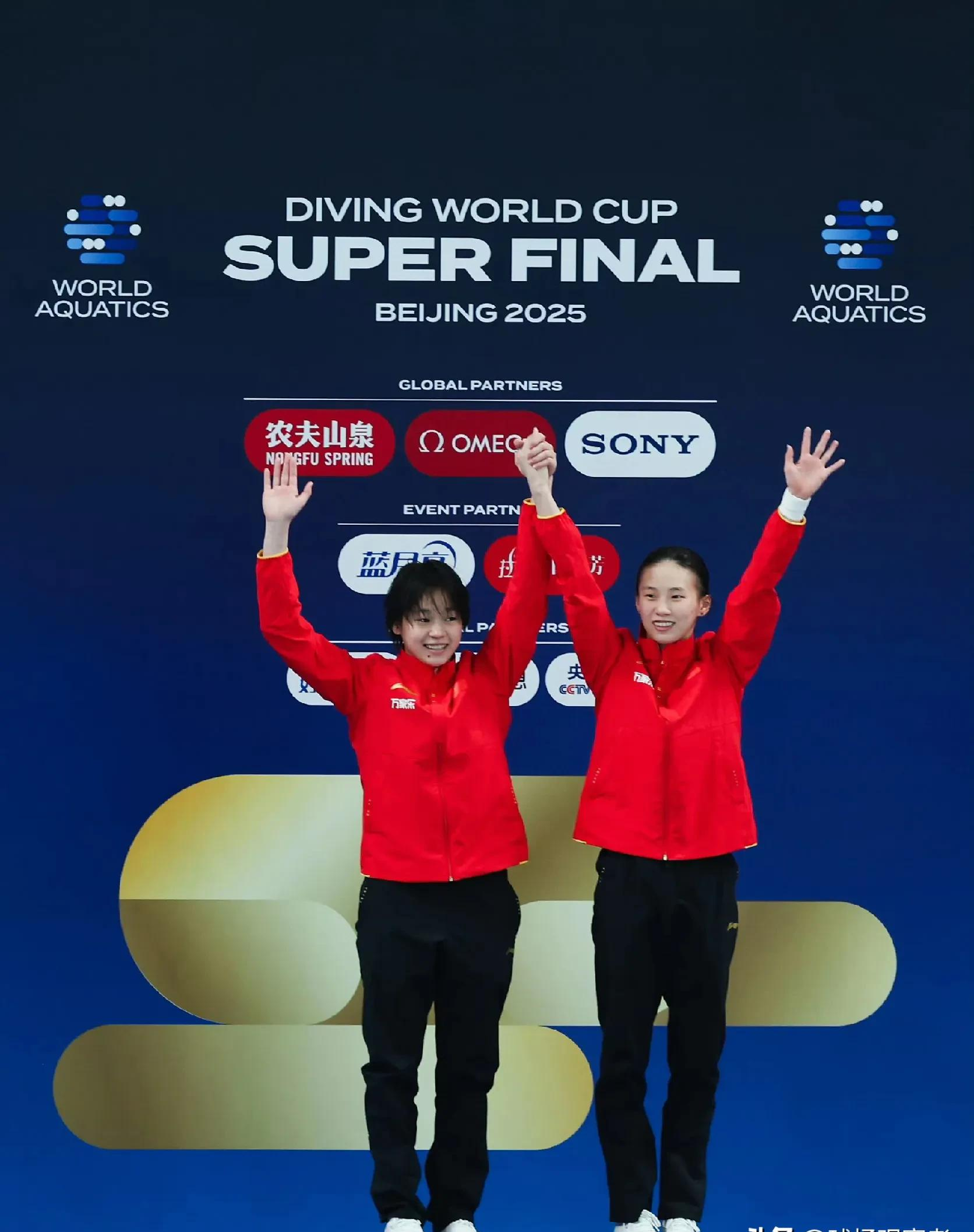 意大利女子跳水选手勇夺铜牌，绽放笑容