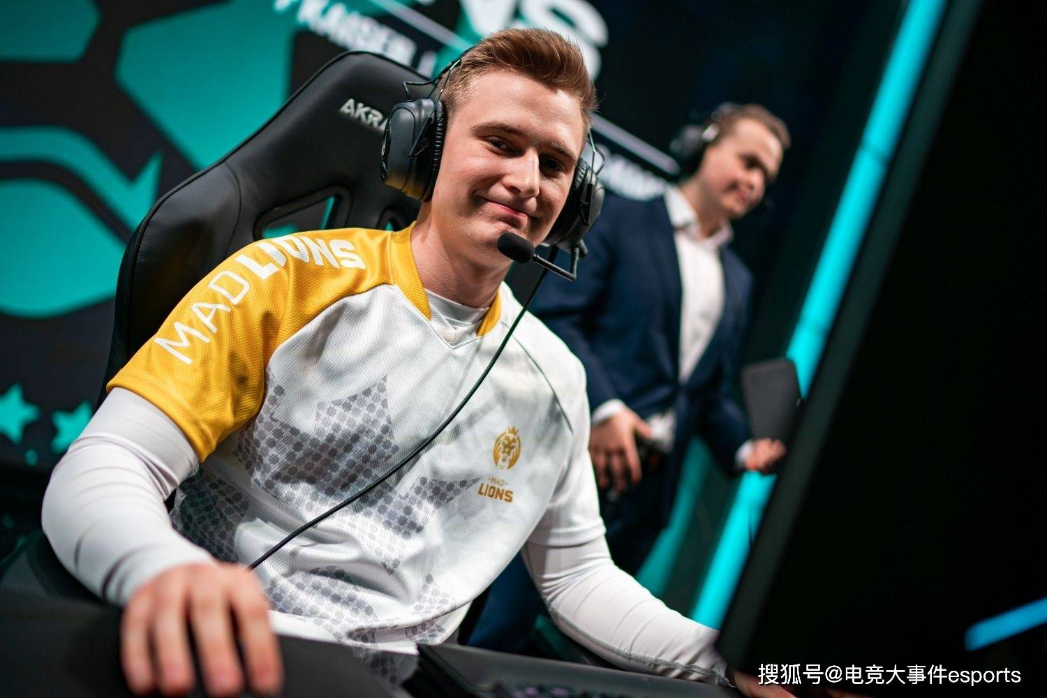 FNC轻取MAD,ShowMaker团战一打五激烈交锋四强赛,点燃全场激情的简单介绍 FNC轻取MAD,ShowMaker团战一打五激烈交锋四强赛,点燃全场激情的简单介绍