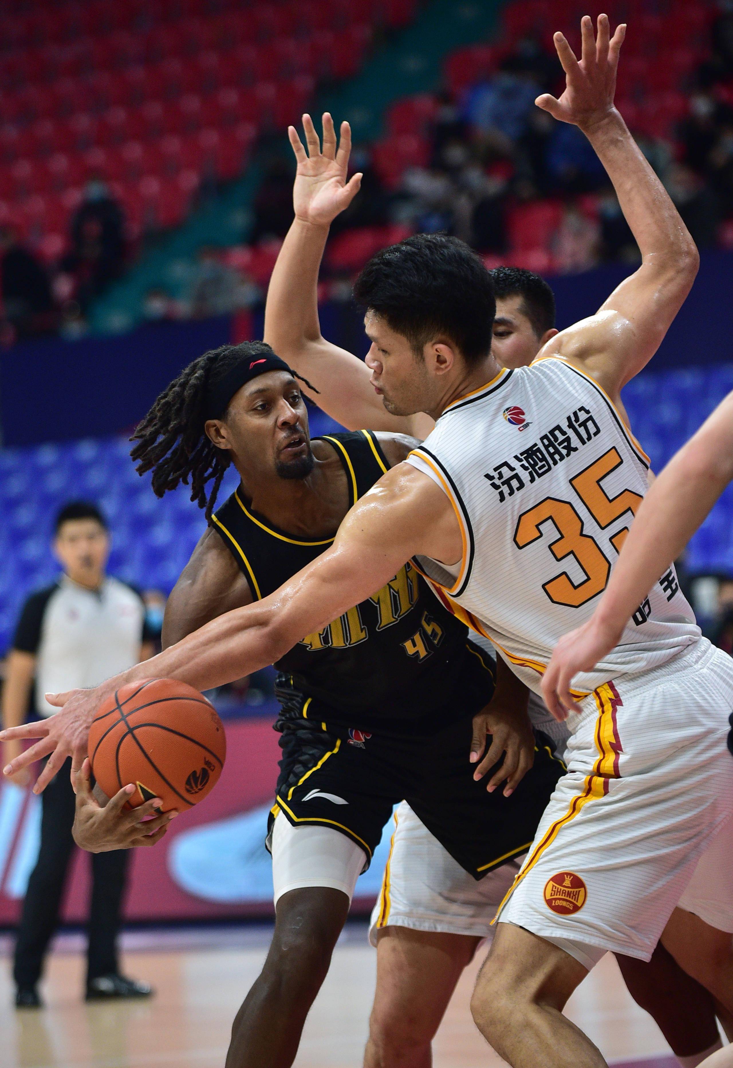 山西汾酒球员展现团队精神,逐渐崛起 山西汾酒球员展现团队精神,逐渐崛起