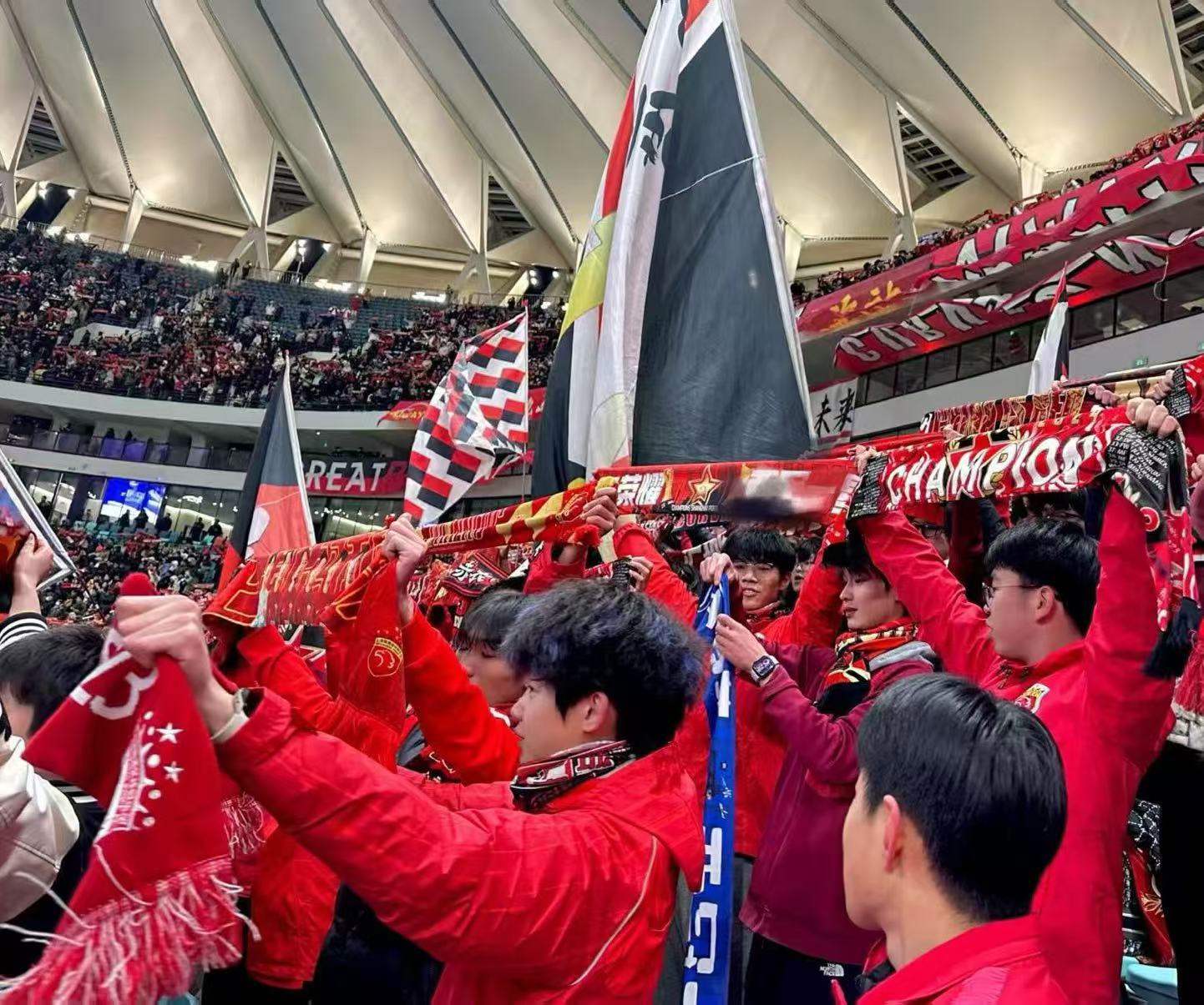 比赛中球员的精彩传球打动观众 比赛中球员的精彩传球打动观众