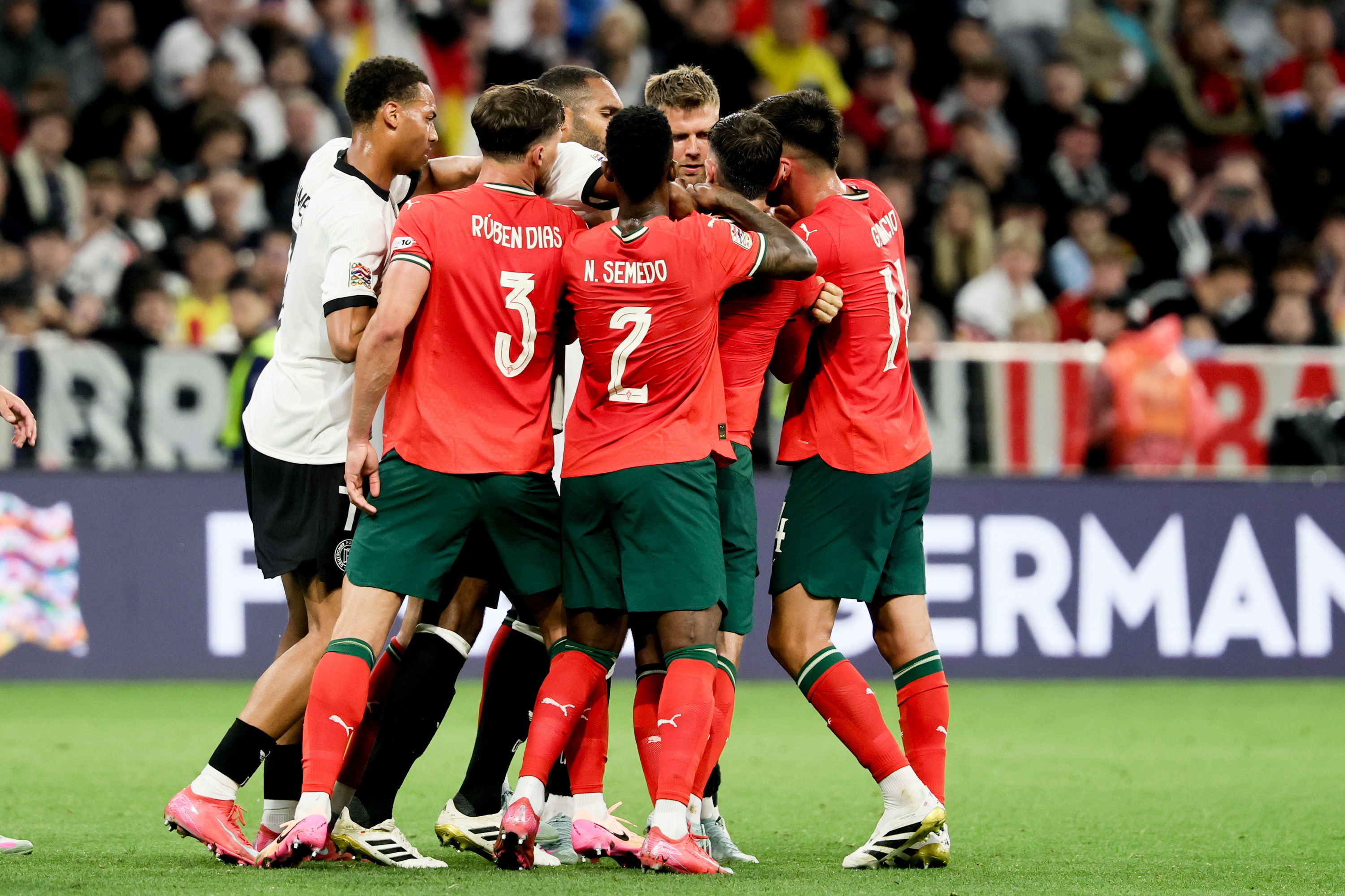 欧国联比赛：场上较量激烈，胜负悬念未解