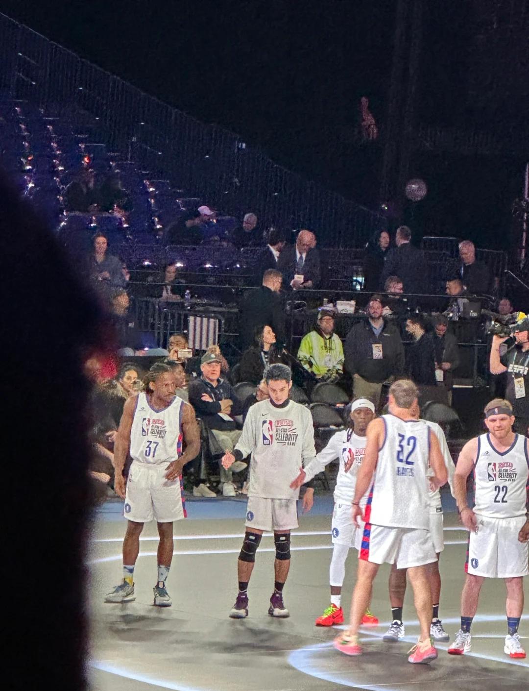 激情对决即将拉开序幕,明星球员备战中 激情对决即将拉开序幕,明星球员备战中