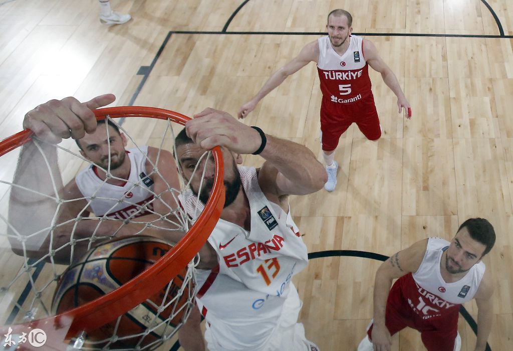 76人险胜西班牙男篮，凯尔·库兹马送出助攻