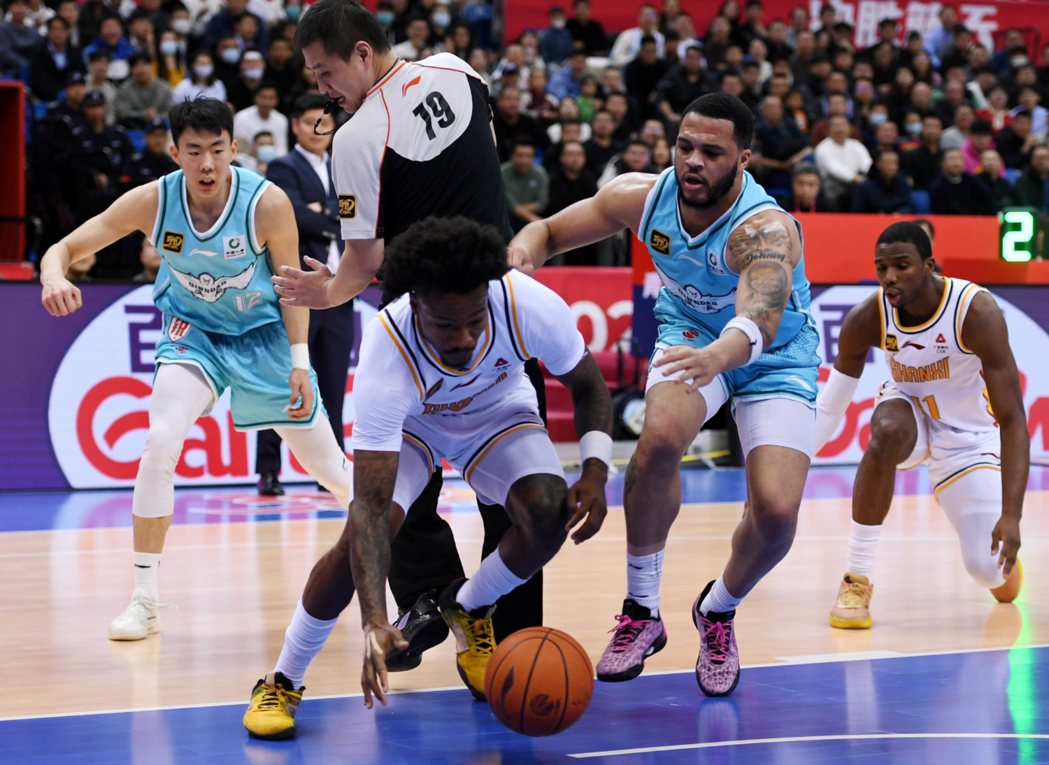 球队攻防反差明显，战绩起伏不定